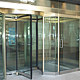 Portes tournantes en verre avec finition en laiton.