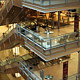 Rampes en verre sur plusieurs étages du centre Eaton au centre-ville de Montréal.