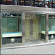 Facade de restaurant avec vitrines.